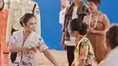 Krisdayanti pilih kenakan kebaya encim putih dengan motif floral warna-warni dan subeng kuningan [@yunishara36]