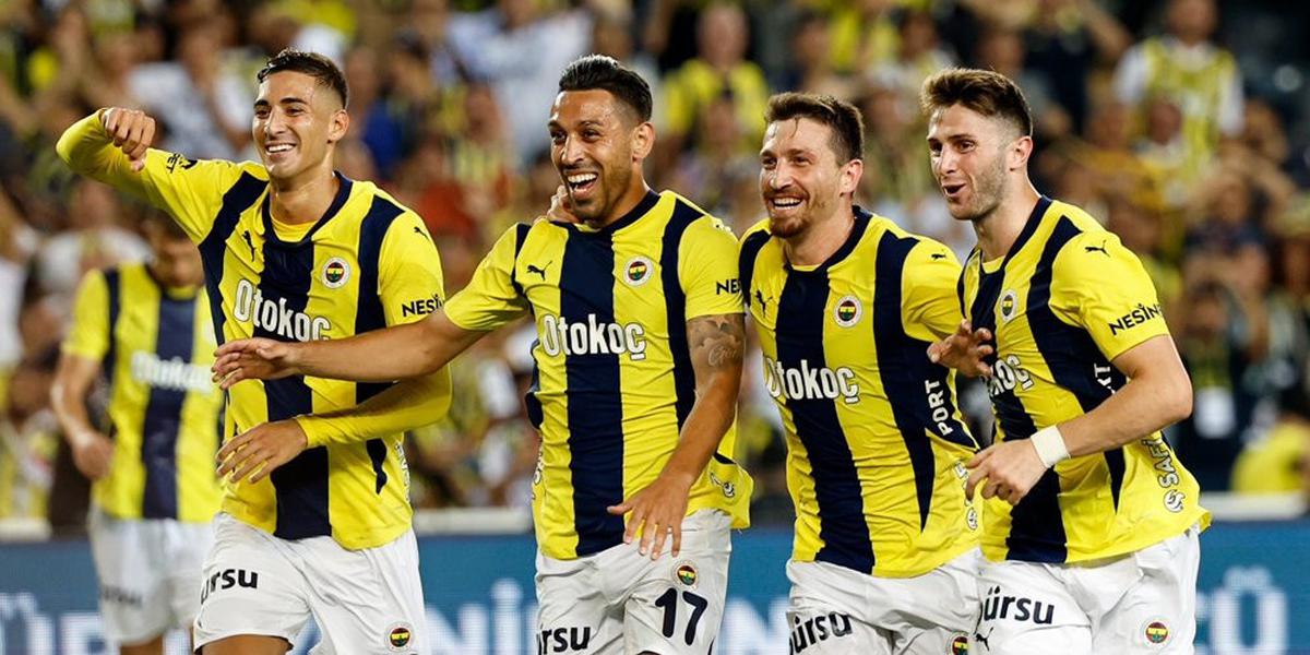 Jose Mourinho Coba Selebrasi Knee Slide Usai Fenerbahce Sikat Trabzonspor, Jadinya Malah Nyungsep
