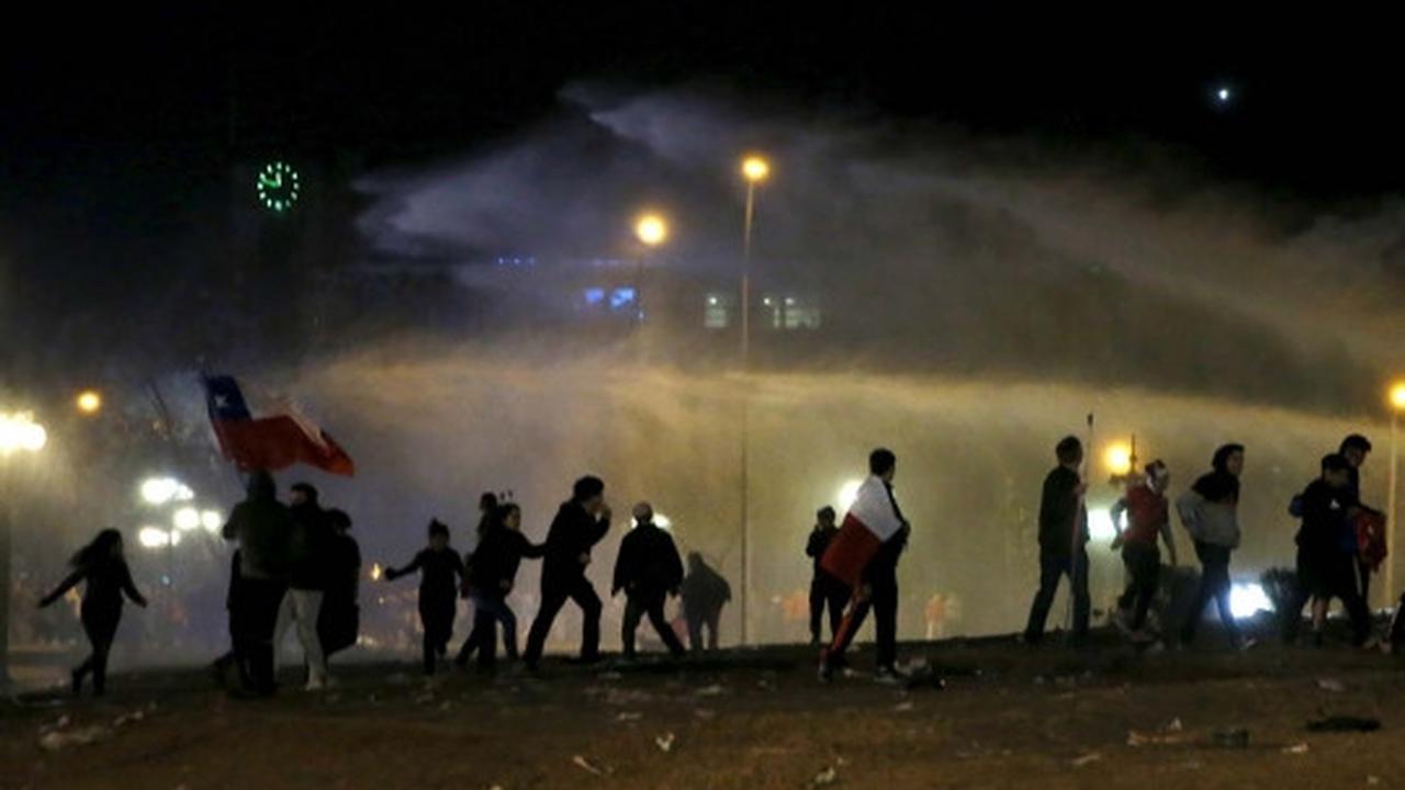 Bentrokan sengit polisi vs suporter hiasi pesta juara Chile