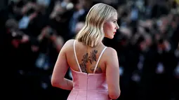 Scarlett Johansson memamerkan tato punggungnya yang besar sambil mengenakan gaun merah muda yang elegan untuk pemutaran perdana Asteroid City di Festival Film Cannes. (Photo by Patricia DE MELO MOREIRA / AFP)