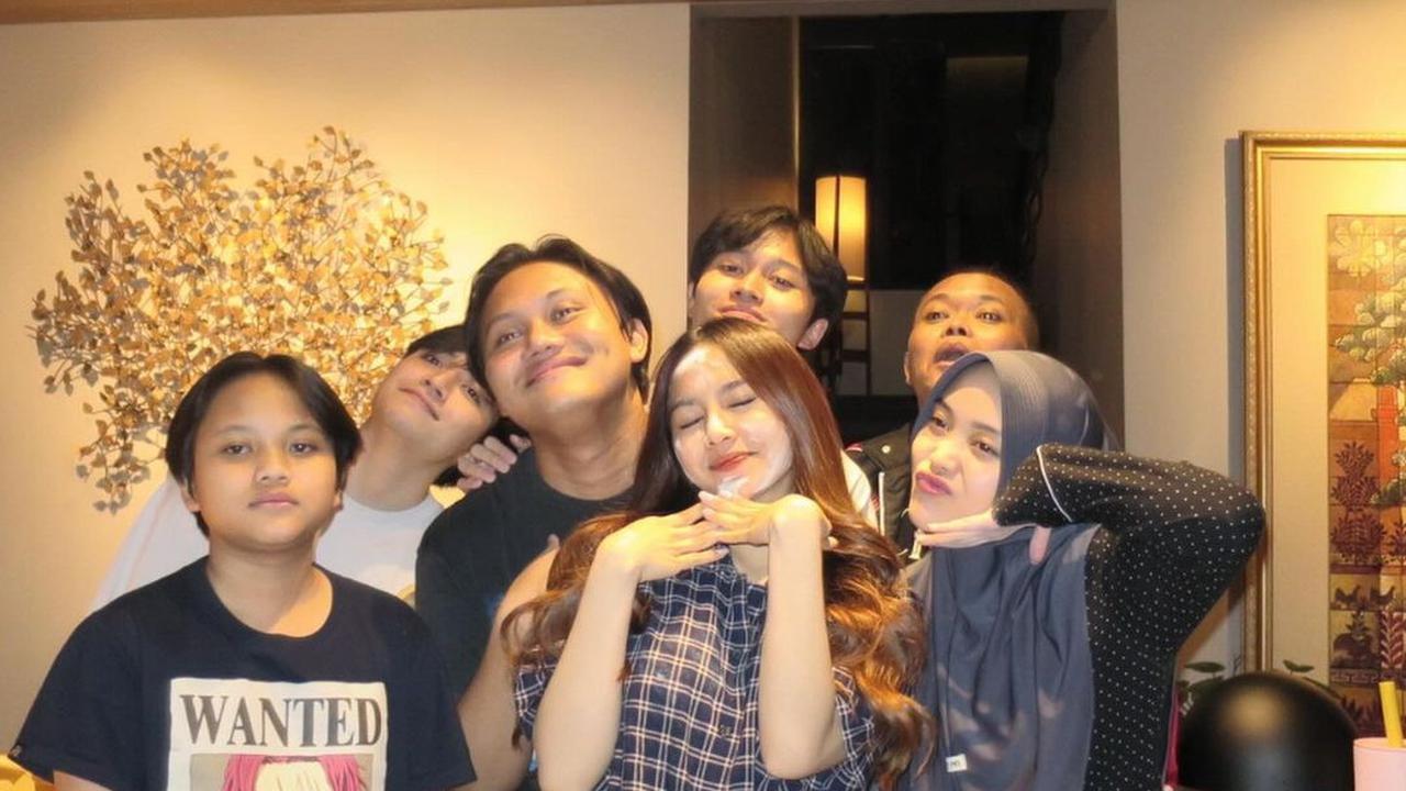 7 Potret Jeffry Reksa Bareng Keluarga Putri Delina, Sudah Akrab - Perlihatkan Kedekatan dengan Mahalini Juga