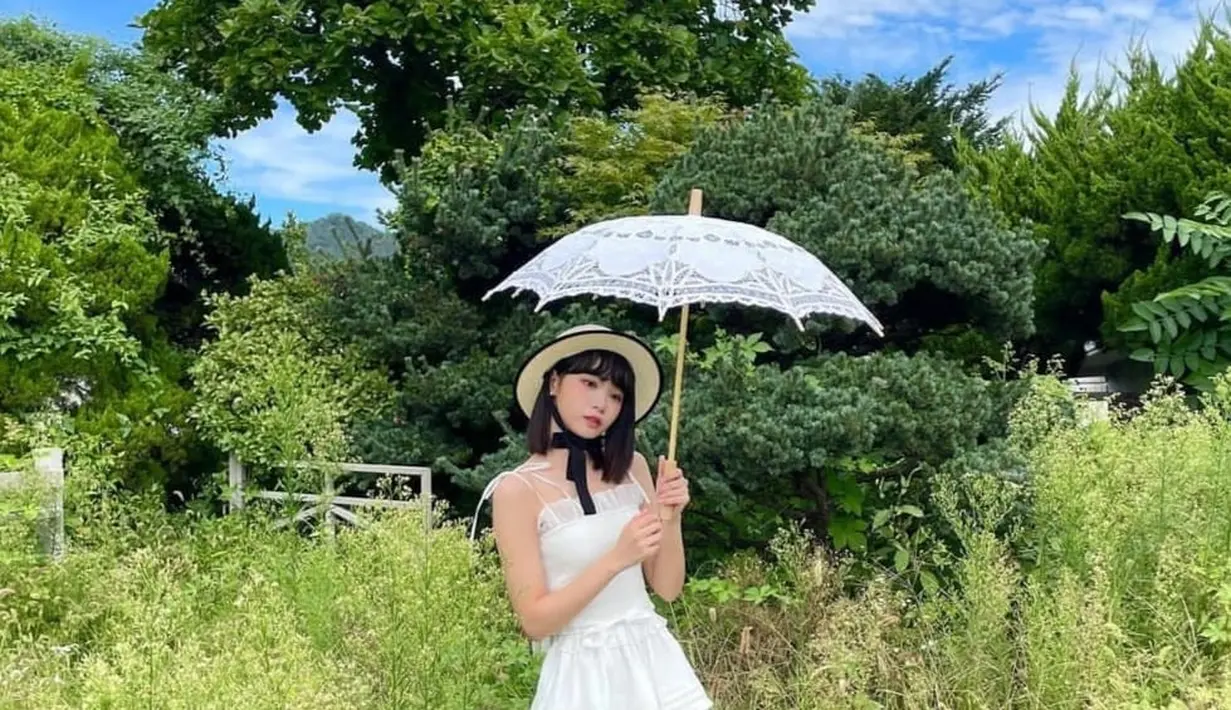 Balutan white dress yang dilengkapi dengan sepasang ankle boots ini cocok jika kamu ingin ngopi di taman dengan konsep mini picnic. Agar kulit tetap terlindungi dari paparan sinar UV secara langsung, tak lupa aksesoris topi beserta payung cantik. [@_chaechae_1]