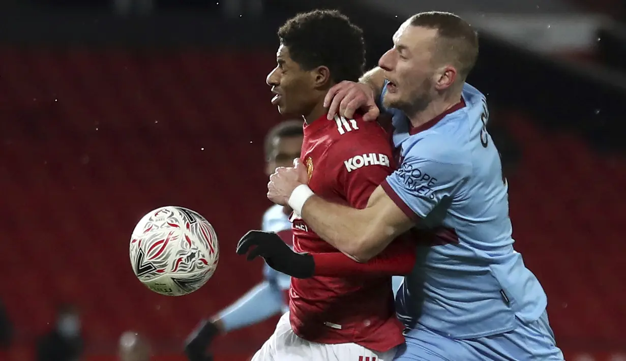 Bek West Ham, Vladimir Coufal berusaha merebut bola yang dibawa penyerang Manchester United, Marcus Rashford pada pertandingan perdelapan final Piala FA 2020/2021 di Old Trafford, Inggris (10/2/2021). MU menang tipis atas West Ham 1-0. (Martin Rickett/Pool via AP)
