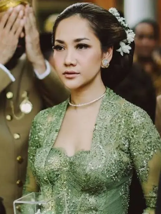 Kalung choker berlian model listring yang ketat di leher juga pernah dipakai BCL saat mengenakan kebaya warna hijau yang ayu [@bcl]