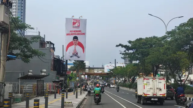 Baliho bergambarkan Kaesang dengan logo PSI yang terlihat di Jalan Raya Margonda, Kota Depok.
