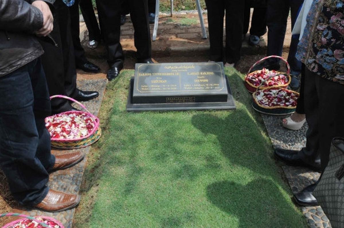 Tabur bunga di makam tokoh pahlawan advokat Indonesia