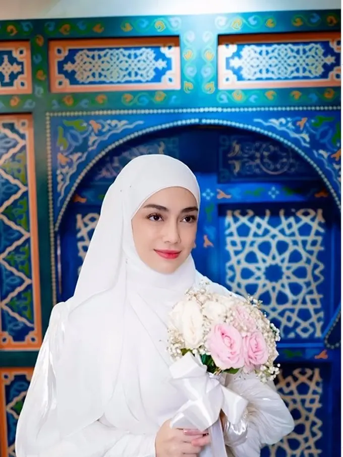 Potret Celine Evangelista mengenakan gamis dan hijab syari (Sumber: Instagram/celine_evangelista)