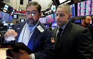 Wall Street Melemah Terbatas, Aksi Jual Saham Chip Membayangi
