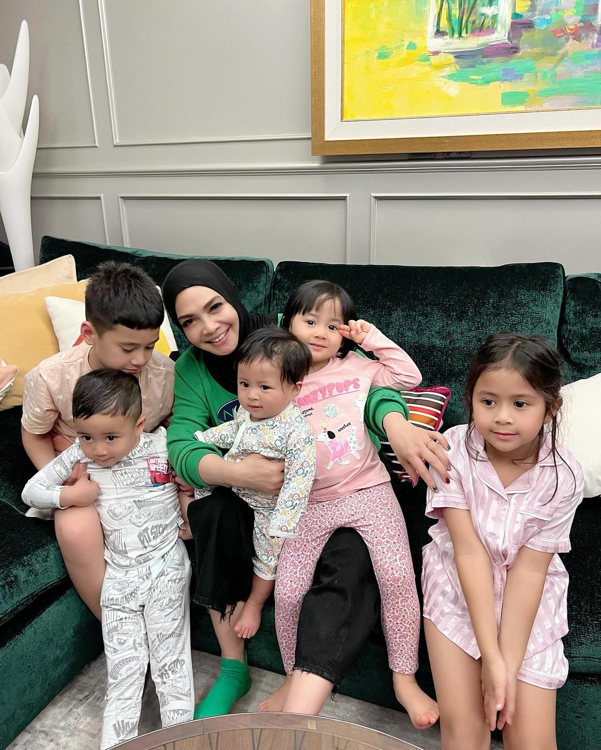 7 Potret Rieta Amilia Bareng Kelima Cucunya, Netizen Salfok Rafathar Jahil ke Rayanza