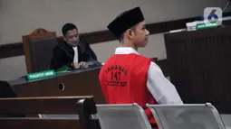 Dede Luthfi Alfiandi, pembawa bendera Merah Putih saat aksi siswa Sekolah Menengah Kejuruan (SMK) di kawasan DPR/MPR RI pada September lalu, bersiap menjalani sidang perdana di Pengadilan Negeri Jakarta Pusat, Kamis (12/12/2019). Sidang mendengar pembacaan dakwaan. (Liputan6.com/Helmi Fithriansyah)