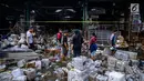 Sejumlah pedagang mengamati ruko mereka yang terbakar di Pasar Induk Kramat Jati Blok C1, Jakarta Timur, Senin (12/6). Akibat kebakaran yang terjadi sekitar 02.05 WIB itu, kurang lebih 90 kios bumbu dapur hangus terbakar. (Liputan6.com/Faizal Fanani)