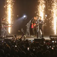Di Love Fest 2020 Bunga Citra Lestari menjadi salah satu lineupnya. Lantaran masih dalam suasana berkabung, ia pun mengurungkan kehadirannya. Grup band NOAH pun mengambil alih aksi panggung BCL. (Adrian Putra/Fimela.com)