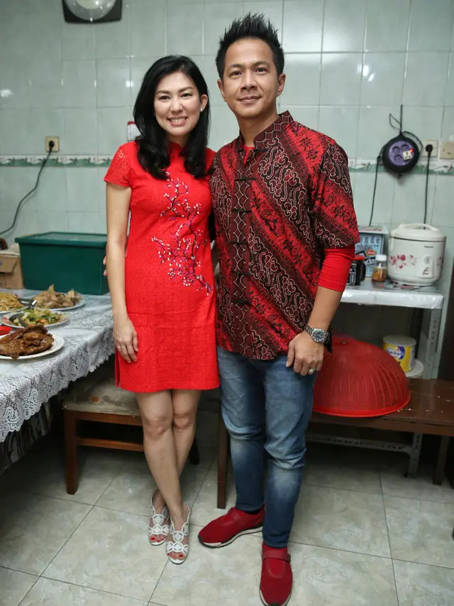 [Fimela] Imlek ala Delon dan Istri