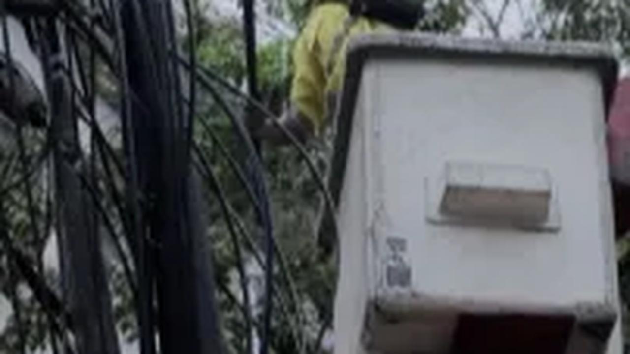 Menjuntai hingga Jerat Leher Pemotor, Kabel Fiber Optik Bali Towerindo di Jalan Antasari Bakal Diputus
