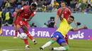 Casemiro bekerja keras cukup ekstra ketika ada perlawanan dari Swiss. Ia dengan cepat mendeteksi bahaya  dengan memblok tendangan Edimilson Fernandes di area kotak penalti Brasil. (AP Photo/Natacha Pisarenko)