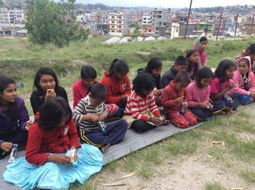 Anak-anak yang diselamatkan Ishwor dari gempa Nepal | Photo: Copyright metro.co.uk