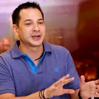 Senyumnya itu yang bikin semua orang terpesona pada Ari Wibowo (Wimbarsana/Bintang.com)