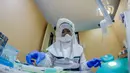 Dr. Maureen P. Ines-Manzano, seorang dokter gigi, mempersiapkan peralatannya di dalam kliniknya di Manila, Filipina, 19 Oktober 2020. Pasien Dr. Manzano menjulukinya "dokter gigi astronaut" karena mengenakan setelan PAPR untuk melindungi pasien dan dirinya dari COVID-19. (Xinhua/Rouelle Umali)