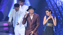 Penyanyi Anji memeriahkan panggung SCTV Awards 2017 di Studio 6 Emtek City, Jakarta, Rabu (29/11). SCTV Awards adalah ajang penghargaan yang diberikan untuk beberapa kategori, mulai dari pemain sinetron, sampai penyanyi. (Liputan6.com/Herman Zakharia)