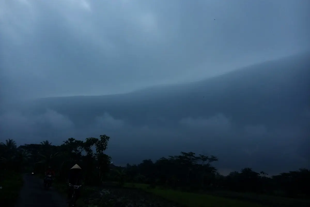 Awan Aneh