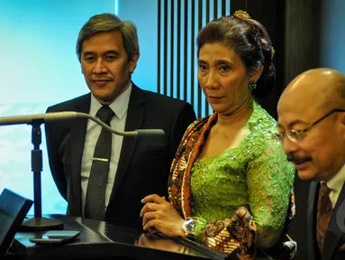 Menteri Susi Pudjiastuti (tengah) didampingi Ketua Satgas Anti Ilegal Fishing Mas Achmad Sentosa (kanan) menjawab pertanyaan wartawan usai pertemuan dengan Sekretaris AL Amerika Serikat Ray Mabus di Jakarta, Senin (23/3/2015). (Liputan6.com/Faizal Fanani)