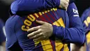 Striker Barcelona, Lionel Messi, memeluk Philippe Coutinho usai mencetak gol ke gawang Valencia pada laga leg kedua semifinal Copa del Rey di Stadion Mestalla, Kamis (8/2/2018). Barcelona menang 2-0 atas Valencia. (AP/Alberto Saiz)