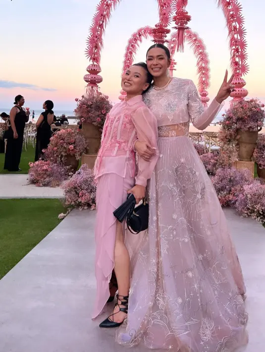 Tak seperti selebriti lain yang menikah dalam balutan gaun putih, Adinia memilih gaun warna dusty pink.  [Foto: Instagram].