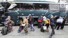 Calon penumpang bersiap menaiki bus Antar Kota Antar Provinsi (AKAP) di Terminal Grogol, Jakarta Barat, Kamis (28/4/2022). Jelang Hari Raya Idul Fitri, Terminal Grogol mulai dipadati pemudik yang akan pulang ke kampung halaman untuk merayakan Lebaran. (Liputan6.com/Johan Tallo)