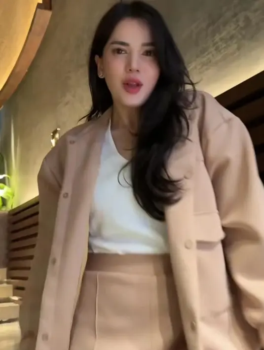 Dalam unggahannya, terlihat Alice Norin dan Davina Karamoy tampil kompak dalam balutan busana nuansa coklat-nude. [@alicenorin].