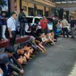 Kepolisian Resort Tasikmalaya Kota, Jawa Barat mengamankan belasan pemuda tanggung, terduga pelemparan batu yang menyebabkan satu warga meninggal dunia. (Liputan6.com/Jayadi Supriadin)