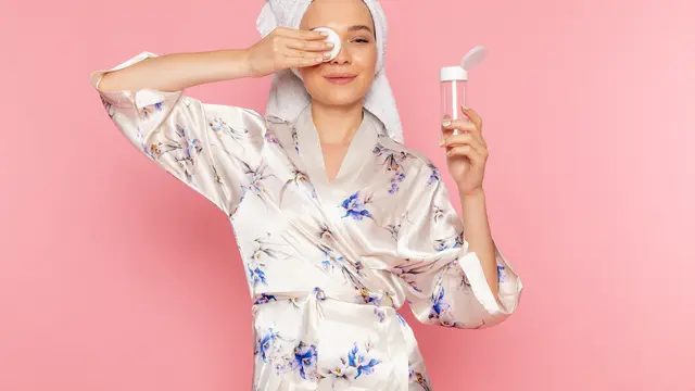 Seorang perempuan sedang membersihkan wajahnya menggunakan micellar water (Foto Dok: Freepik/KamranAydinov)