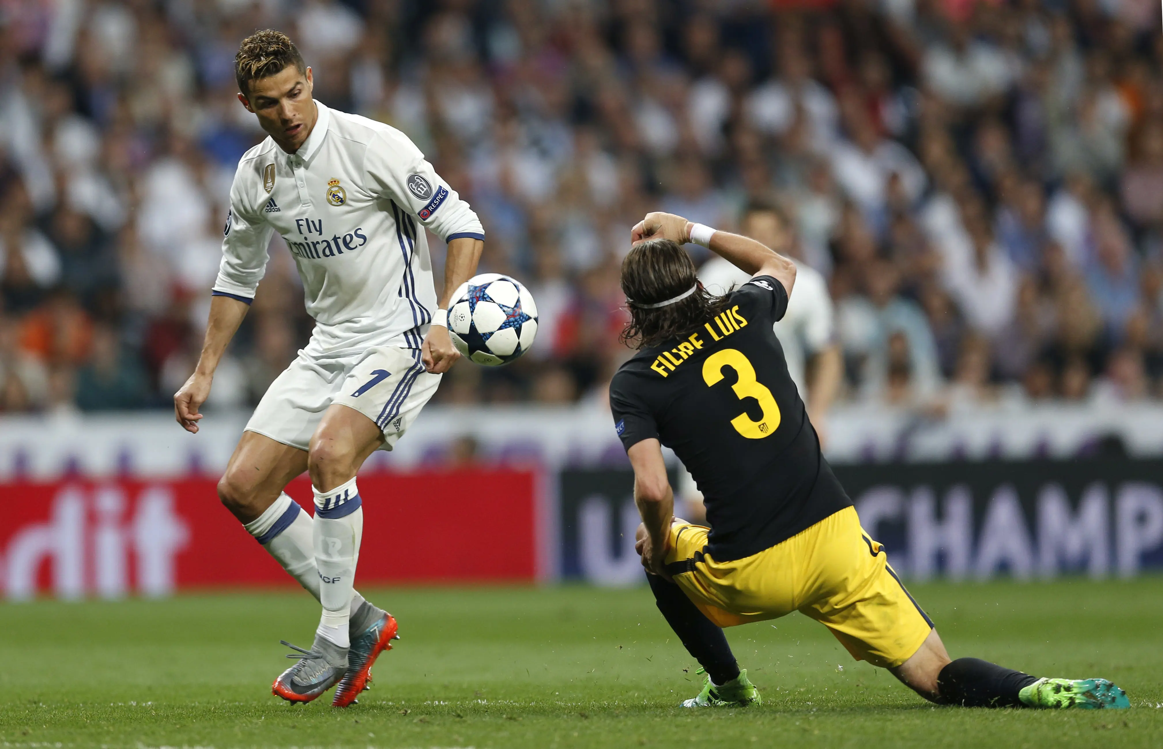 Cristiano Ronaldo (kiri) mengambil ancang-ancang sebelum mencetak gol kedua ke gawang Atletico Madrid pada semifinal Liga Champions. Real Madrid menang 3-0 pada leg pertama di Estadio Santiago Bernabeu, Rabu (3/5/2017) dinihari WIB. 