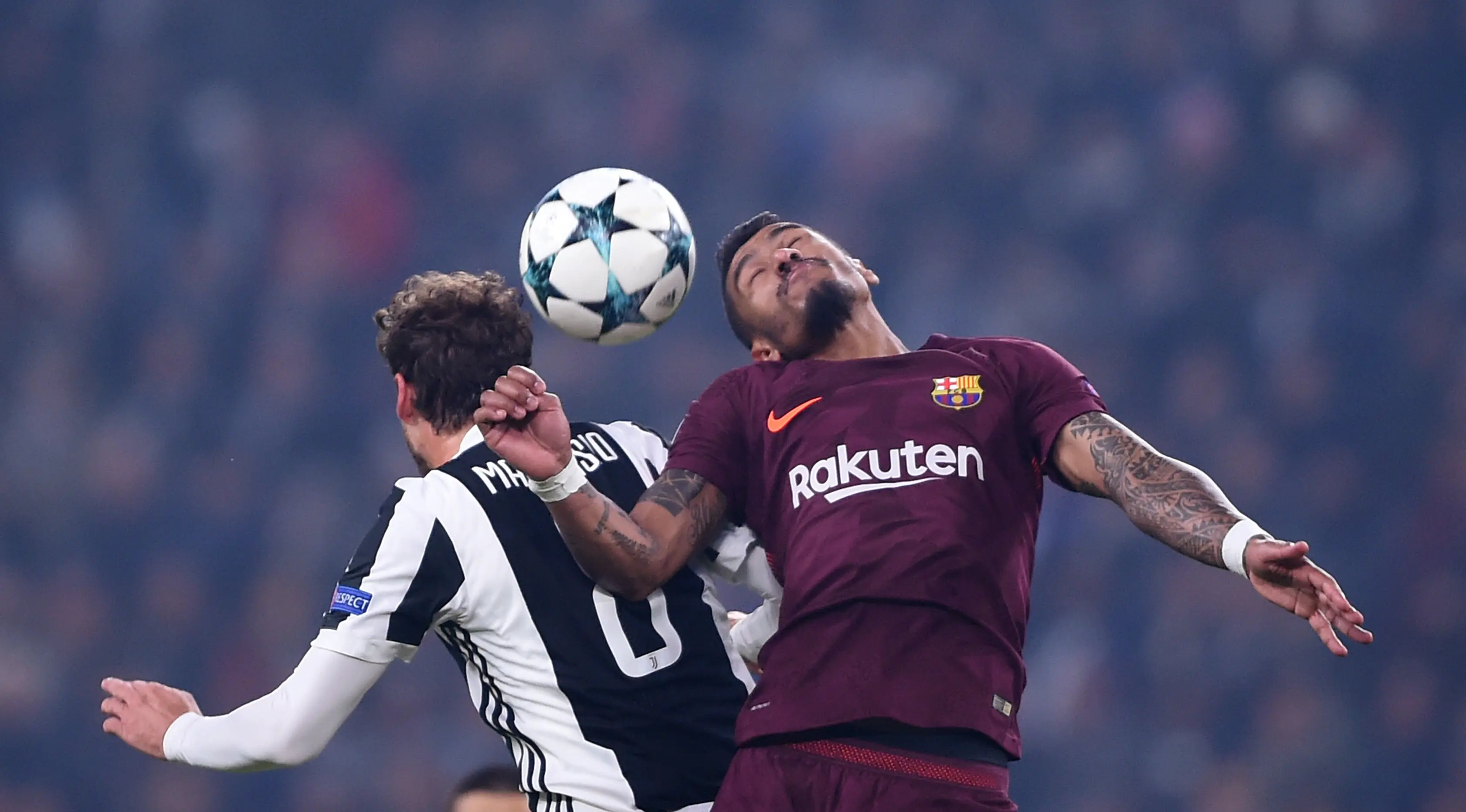 Gelandang Juventus, Claudio Marchisio berebut bola dengan pemain Barcelona, Paulinho pada pertandingan Grup D Liga Champions di Stadion Allianz, Rabu (22/11). Juventus hanya bermain imbang 0-0 saat menjamu Barcelona. (Filippo MONTEFORTE / AFP)