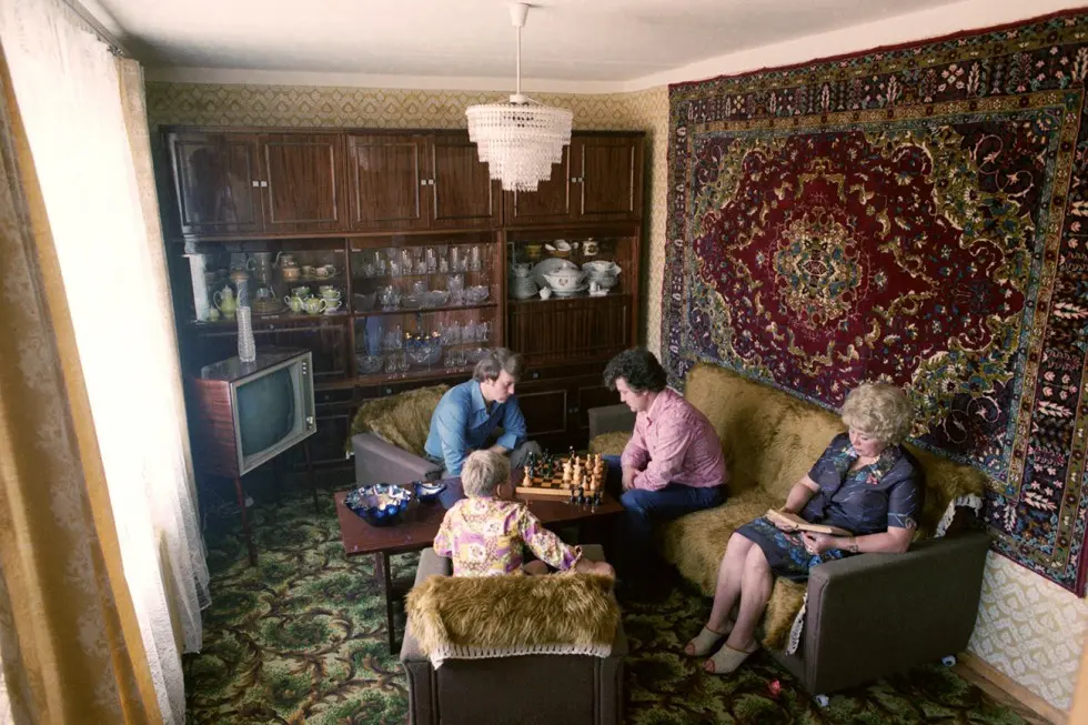 Tipikal interior apartemen masyarakat Uni Soviet, 1979 (Sumber: RBTH Indonesia Nikolai Akimov/TASS)
