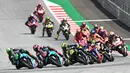 Para pembalap saat beraksi pada MotoGP Austria di Sirkuit Red Bull Ring, Minggu (16/8/2020). Dovizioso finis pertama dengan catatan waktu 28 menit 20,853 detik. (AFP/Joe Klamar)