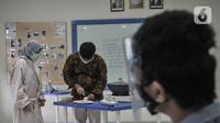 Mahasiswa berkebutuhan khusus memotong telur asin di Lembaga Pendidikan dan Keterampilan Kampusnya Manusia, Kranggan, Bekasi, Jawa Barat, Kamis (3/12/2020). Kelas terapi ini dilakukan dua kali dalam seminggu yang bertujuan meningkatkan kecerdasan motorik dan verbal. (merdeka.com/Iqbal S. Nugroho)