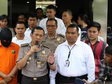 Kabid Humas Polda Metro Jaya Kombes Awi Setiyono (tengah) memberikan keterangan ketika menunjukkan tersangka yang menayangkan film porno di kawasan Prapanca, Kebayoran Baru, di Polda Metro Jaya, Jakarta, Rabu (5/10). (Liputan6.com/Immanuel Antonius)