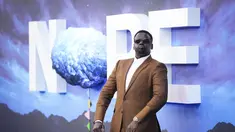 Daniel Kaluuya berpose untuk fotografer setibanya untuk pemutaran perdana film 'Nope' di London, Kamis (28/7/2022). Aktor Inggris ini akan tampil dengan setelan jas berwarna coklat dengan kemaja putih serta kaca mata hitam. (Scott Garfitt/Invision/AP)