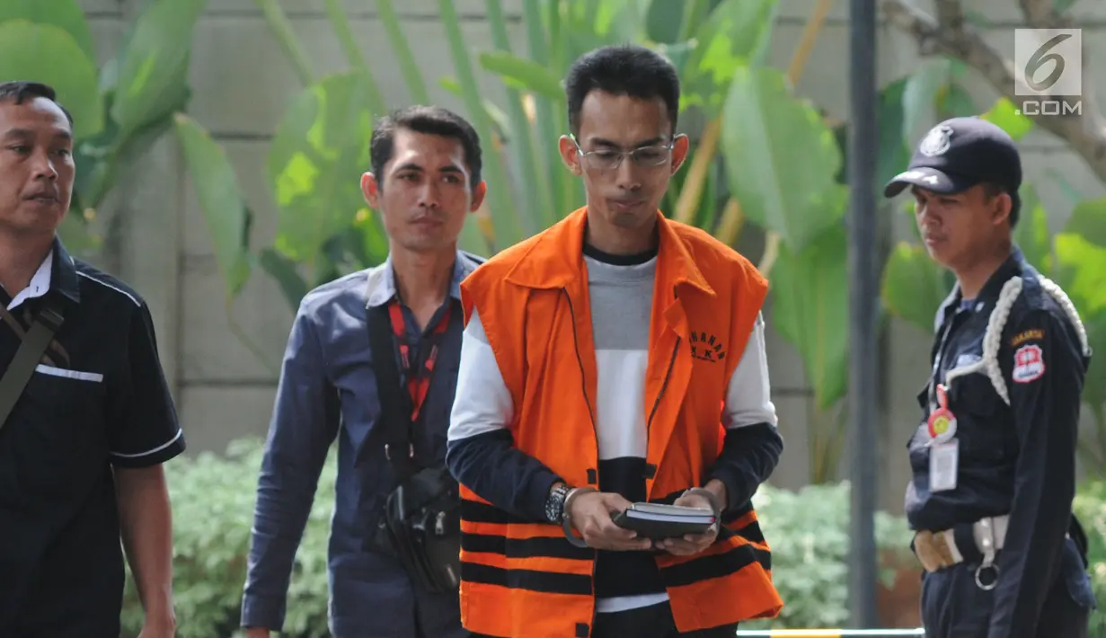 Mantan Kepala Seksi Intelejen dan Penindakan Kantor Imigrasi Kelas I Mataram Yusriansyah Fazrin tiba di Gedung KPK, Jakarta, Senin (15/7/2019). Fazrin diperiksa terkait suap penanganan perkara penyalahgunaan izin tinggal WNA di lingkungan Kantor Imigrasi NTB Tahun 2019. (merdeka.com/Dwi Narwoko)