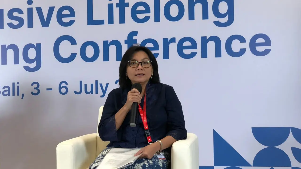 Direktur Eksekutif Manajemen Pelaksana Program Kartu Prakerja Denni Purbasari dalam konferensi internasional bersama UIL (The UNESCO Institute for Lifelong Learning) di Bali, Senin (3/7/2023). (Tira/Liputan6.com)