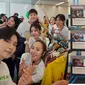 Ryeowook dan beberapa artis K-pop saat Green Heart Bazaar (Sumber: IG/@ryeo9ook)
