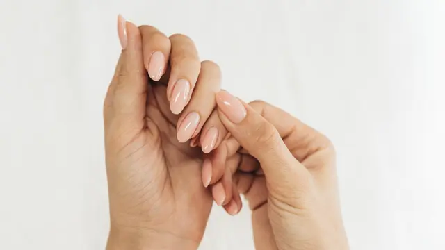 Jari-jari tangan seorang perempuan dengan kuku yang mengkilap (Foto Dok: Freepik/freepik)