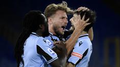 Pemain Lazio merayakan gol yang dicetak Ciro Immobile ke gawang Cagliari pada laga lanjutan Serie A pekan ke-35 di Stadio Olimpico, Jumat (24/7/2020) dini hari WIB. Lazio menang 2-1 atas Cagliari. (AFP/Filippo Monteforte)