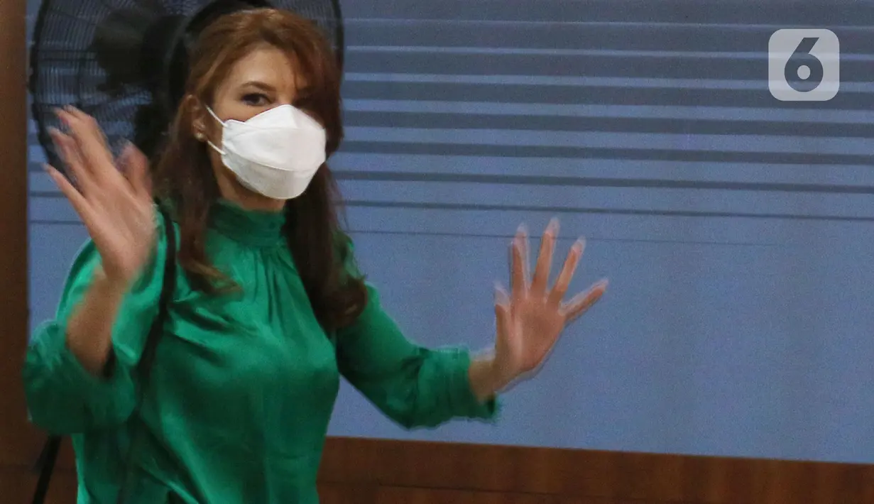 Artis Tamara Bleszynki menyapa awak media usai membuat laporan permasalahan hukum di Bareskrim Polri, Jakarta, Selasa (12/10/2021). Tamara membuat laporan ke Bareskrim Polri terkait kasus bisnis dengan kerugian mencapai belasan miliar rupiah. (Liputan6.com/Herman Zakharia)