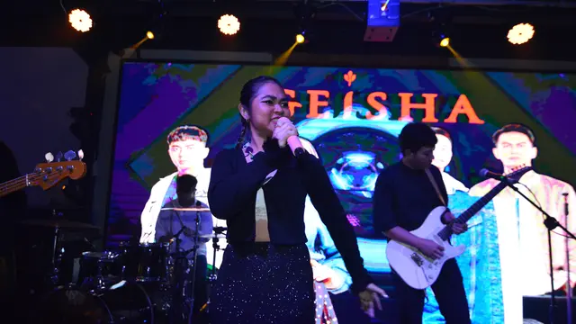 Band Geisha ikut memeriahkan malam pergantian tahun baru di Holeyshit, Kemang.