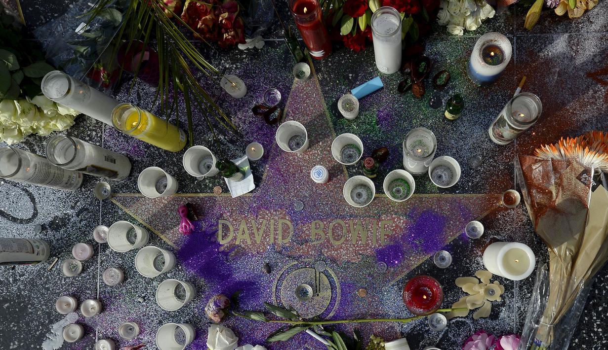Lilin diletakkan di atas bintang nama penyanyi legendaris David Bowie di Hollywood Walk of Fame di Los Angeles, Senin (11/1). Bowie meninggal di usianya yang ke 69 tahun dan baru saja merilis album ke-25 nya yaitu "Blackstar". (REUTERS/Kevork Djansezian)