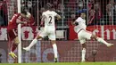 Penyerang Bayern Munchen, Robert Lewandowski menyundul bola untuk mencetak gol ke gawang Benfica Lisbon pada pertandingan keempat Grup E yang dihelat di Allianz Arena, Rabu (3/11/2021) dini hari WIB. Munchen sukses menghajar Benfica dengan skor 5-2. (AP Photo/Matthias Schrader)