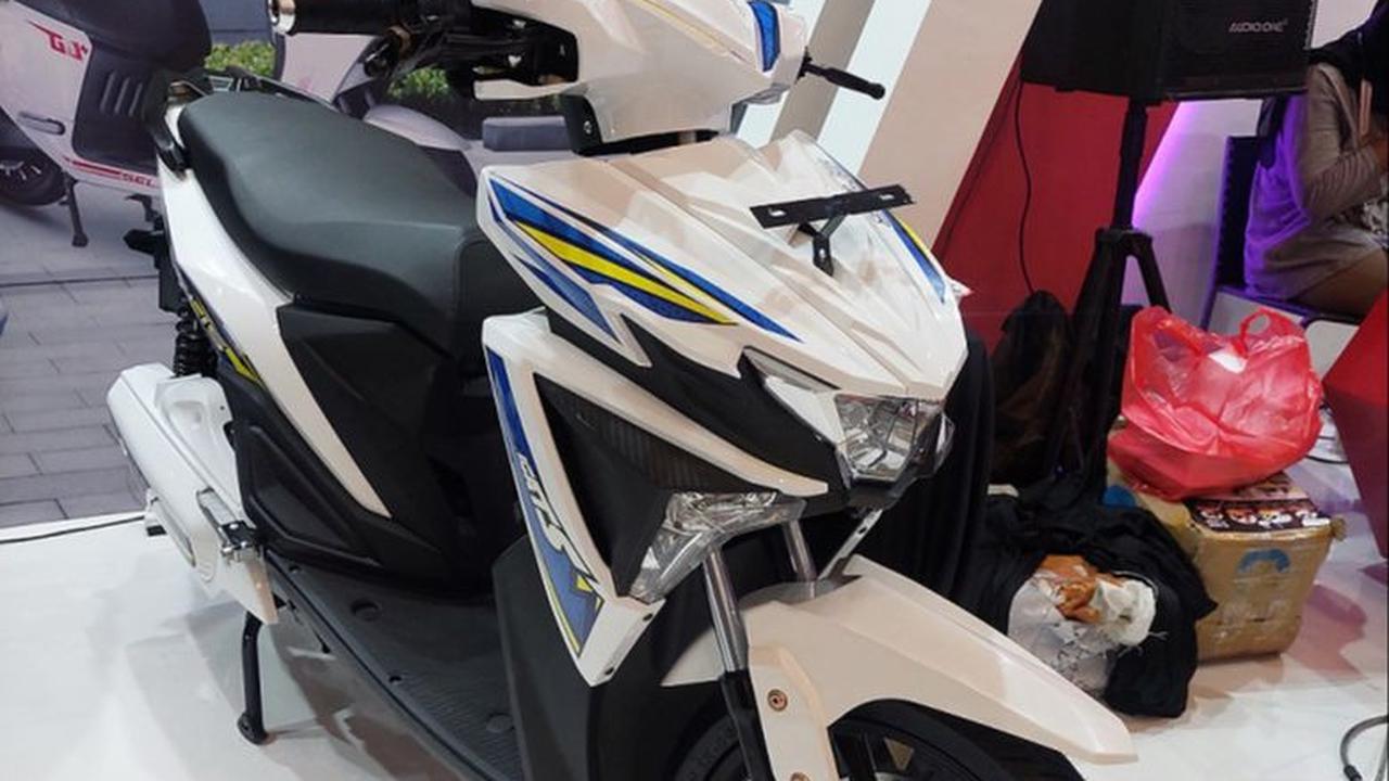 4. Selis Agats SLA<br><br>Salah satu produk termurah merek Selis. Harga setelah subsidi Rp 9,49 juta. Baterainya 72v/20 dengan jarak tempuh maksimal 50 km dan kecepatan 60 km/= per jam.