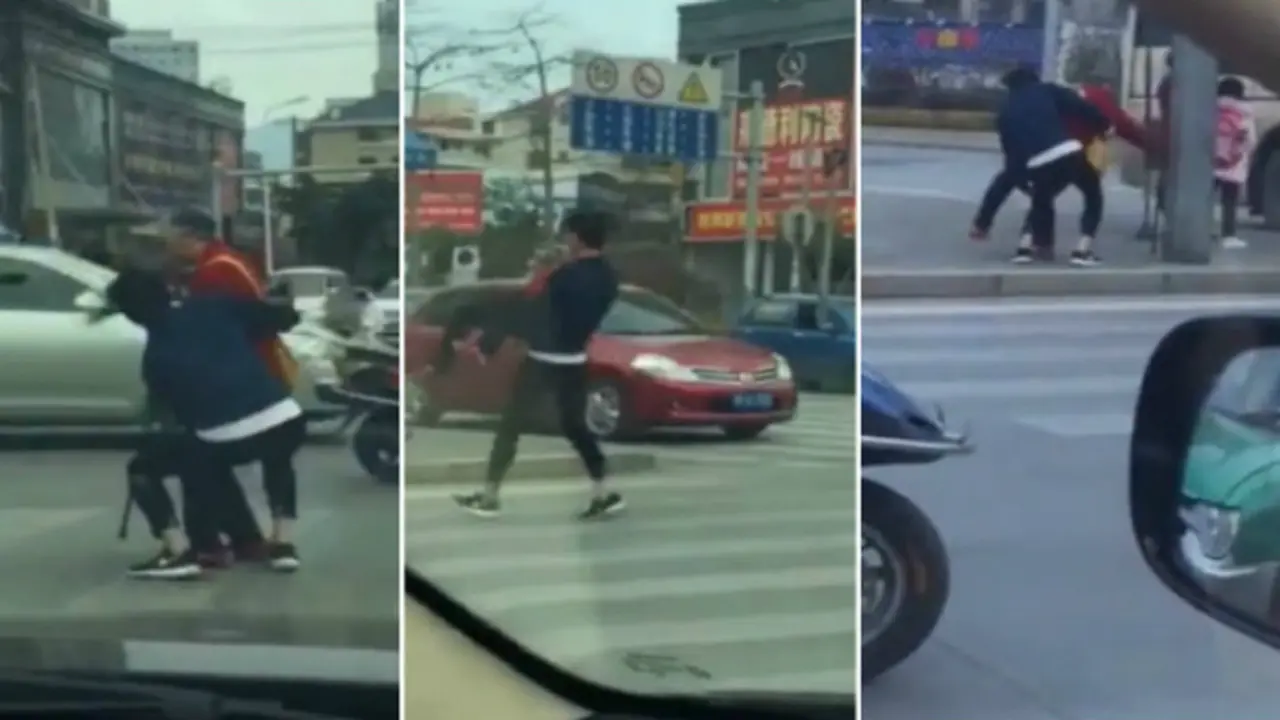Seorang pemuda nampak membantu wanita tua menyebrang jalan dengan cara menggendongnya (Foto: shanghaiist).