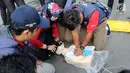 Sejumlah tenaga medis melakukan simulasi penanganan cedera pada atlet Asian Games 2018 di Kantor Kemenkes, Jakarta, Rabu (4/4). Simulasi ini melibatkan sejumlah dokter, perawat, dan fisioterapis.  (Liputan6.com/Arya Manggala)